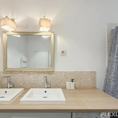 Superb 2 Elegant In The Heart Of Paris' 8th District